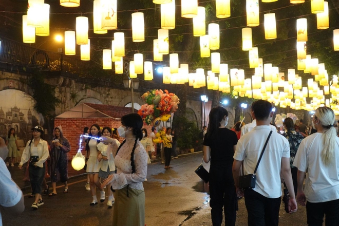Hà Nội: Bất chấp trời mưa, nhiều người vẫn đổ về Hàng Mã, Phùng Hưng chơi Trung thu - Ảnh 8.