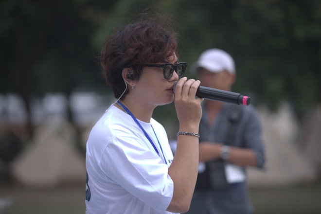 JustaTee tổng duyệt HAY FEST l&uacute;c 3h s&aacute;ng, d&agrave;n nghệ sĩ gấp r&uacute;t tập dượt c&ugrave;ng band nhạc - Ảnh 6.