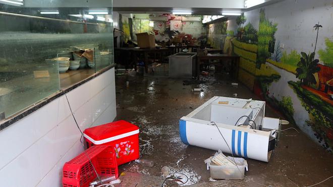 Sau mưa lớn, người d&acirc;n ở khu biệt thự triệu đ&ocirc; vẫn phải lội nước vớt đồ - Ảnh 9.
