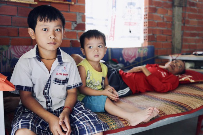 Người cha ung thư xương, ước được sống để nh&igrave;n 3 đứa con nhỏ lớn l&ecirc;n - Ảnh 3.