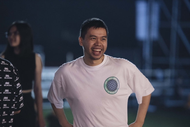 JustaTee tổng duyệt HAY FEST l&uacute;c 3h s&aacute;ng, d&agrave;n nghệ sĩ gấp r&uacute;t tập dượt c&ugrave;ng band nhạc - Ảnh 4.