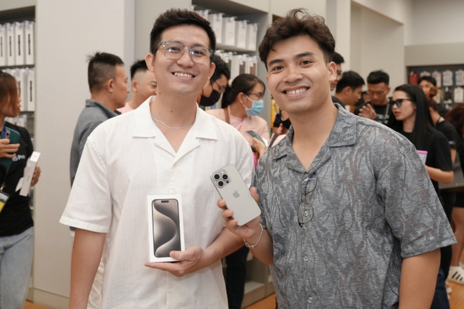 iPhone 15 chính thức mở bán tại Việt Nam, hàng nghìn người Việt nhận máy trong đêm - Ảnh 10.