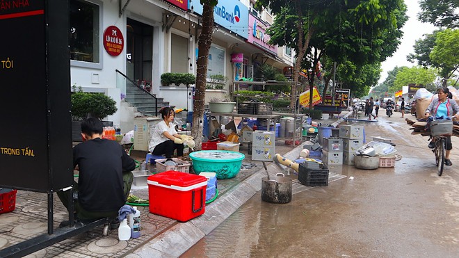 Sau mưa lớn, người d&acirc;n ở khu biệt thự triệu đ&ocirc; vẫn phải lội nước vớt đồ - Ảnh 7.