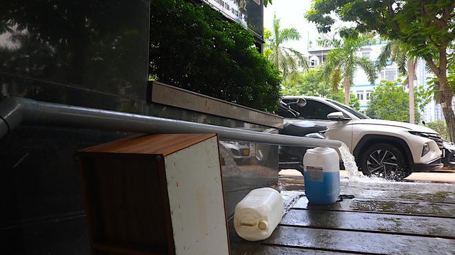 Sau mưa lớn, người d&acirc;n ở khu biệt thự triệu đ&ocirc; vẫn phải lội nước vớt đồ - Ảnh 6.