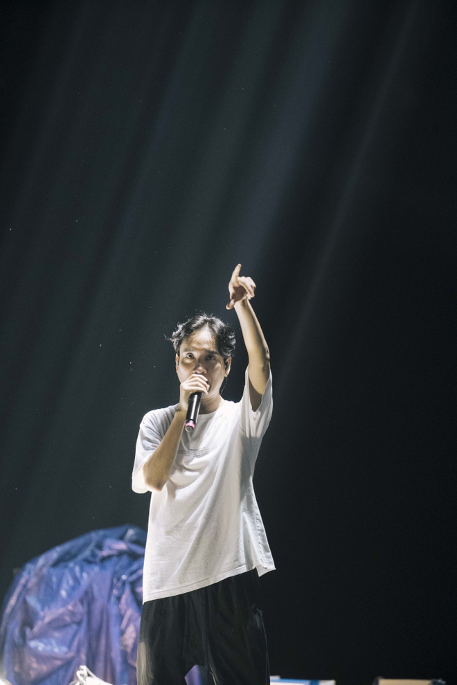 JustaTee tổng duyệt HAY FEST l&uacute;c 3h s&aacute;ng, d&agrave;n nghệ sĩ gấp r&uacute;t tập dượt c&ugrave;ng band nhạc - Ảnh 2.