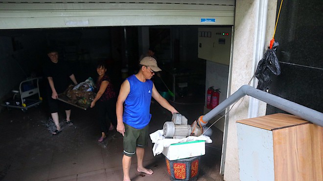 Sau mưa lớn, người d&acirc;n ở khu biệt thự triệu đ&ocirc; vẫn phải lội nước vớt đồ - Ảnh 5.