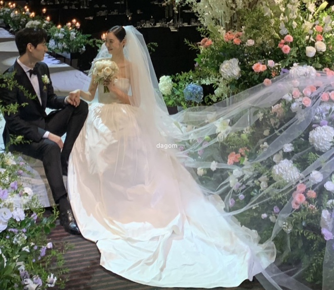 T&agrave;i tử Dự B&aacute;o T&igrave;nh Y&ecirc;u V&agrave; Thời Tiết cưới n&agrave;ng mẫu nh&agrave; YG: C&ocirc; d&acirc;u diện đầm 240 triệu, c&ugrave;ng ch&uacute; rể biến h&ocirc;n lễ th&agrave;nh s&agrave;n diễn - Ảnh 2.