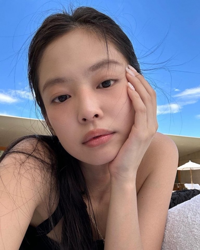 Jennie BLACKPINK khoe mặt mộc xinh đẹp trong loạt ảnh mới - Ảnh 3.