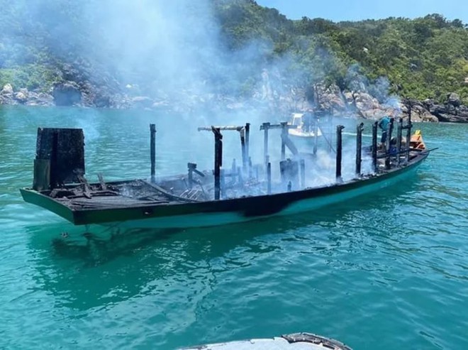 Cháy tàu ở đảo Cù Lao Chàm, 3 nhân viên khu bảo tồn biển bị thương - Ảnh 1.