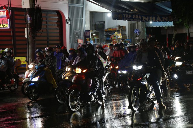 Dòng người nghỉ lễ quay lại TP.HCM, giao thông ùn tắc nhiều nơi ở Tiền Giang và Bến Tre - Ảnh 5.