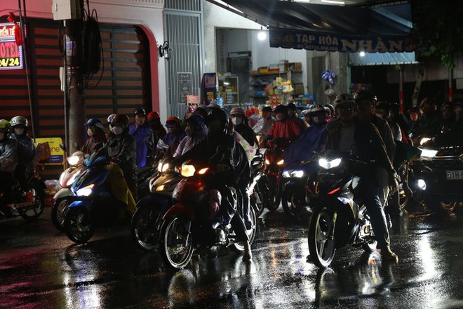 D&ograve;ng người nghỉ lễ quay lại TP.HCM, giao th&ocirc;ng &ugrave;n tắc nhiều nơi ở Tiền Giang v&agrave; Bến Tre - Ảnh 5.