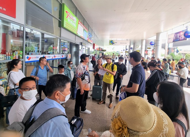 Khách du lịch nườm nượp đến Đà Nẵng, cao hơn cả trước đại dịch - Ảnh 1.