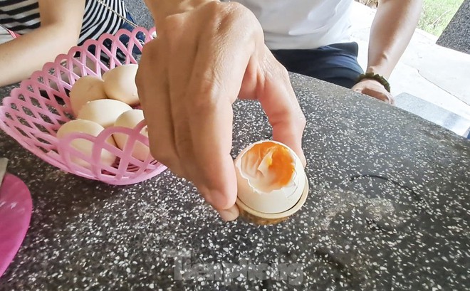 Du khách thích thú màn luộc trứng ở suối nước nóng 85 độ C - Ảnh 9.