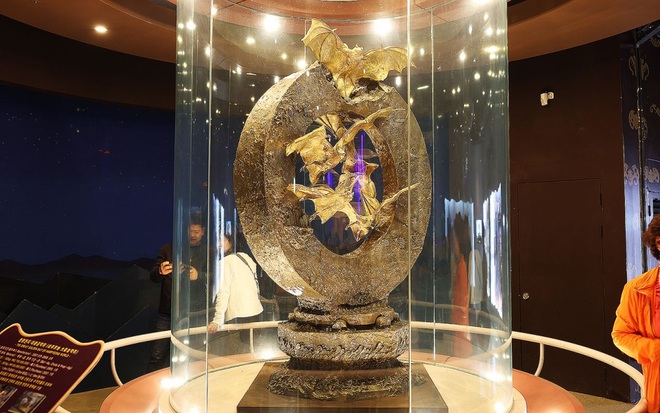 Bức tượng 162kg vàng từng bị chỉ trích hoang phí, nay bỗng dưng tăng giá hàng chục triệu USD nhờ lý do bất ngờ - Ảnh 1.