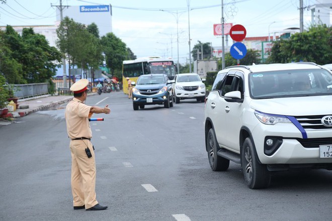 Dòng người nghỉ lễ quay lại TP.HCM, giao thông ùn tắc nhiều nơi ở Tiền Giang và Bến Tre - Ảnh 4.