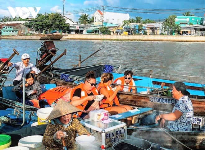 Du khách hào hứng với nhiều hoạt động vui chơi mới lạ tại Cần Thơ - Ảnh 2.