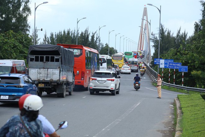 Dòng người nghỉ lễ quay lại TP.HCM, giao thông ùn tắc nhiều nơi ở Tiền Giang và Bến Tre - Ảnh 3.