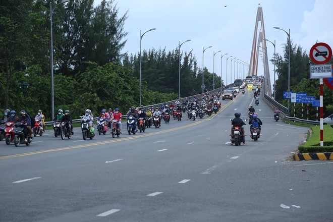 Dòng người nghỉ lễ quay lại TP.HCM, giao thông ùn tắc nhiều nơi ở Tiền Giang và Bến Tre - Ảnh 2.