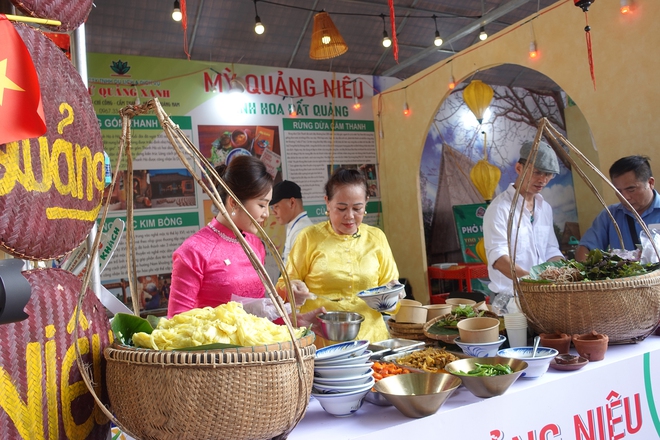 Ảnh: Hàng loạt món ăn ngon khắp Việt Nam góp mặt tại Festival Thu Hà Nội 2023, thu hút nhiều người thưởng thức - Ảnh 4.