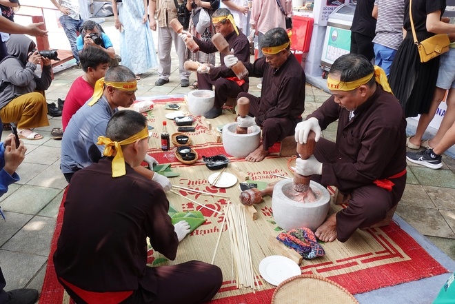 Ảnh: Hàng loạt món ăn ngon khắp Việt Nam góp mặt tại Festival Thu Hà Nội 2023, thu hút nhiều người thưởng thức - Ảnh 7.