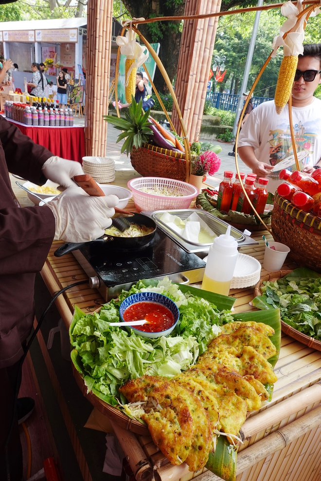 Ảnh: Hàng loạt món ăn ngon khắp Việt Nam góp mặt tại Festival Thu Hà Nội 2023, thu hút nhiều người thưởng thức - Ảnh 2.