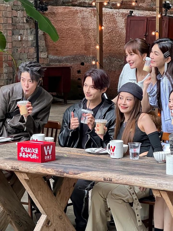 Chi Pu khoe visual “bất bại” cạnh 2 idol Kpop đình đám và dàn đại tỷ xứ Trung gây sốt MXH - Ảnh 2.