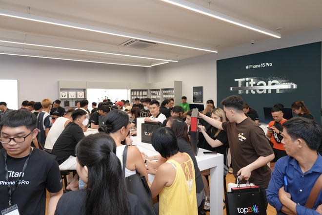 iPhone 15 có sức hút kỷ lục: Người dùng Việt chi trăm tỷ đồng trong ngày mở bán đầu tiên - Ảnh 2.