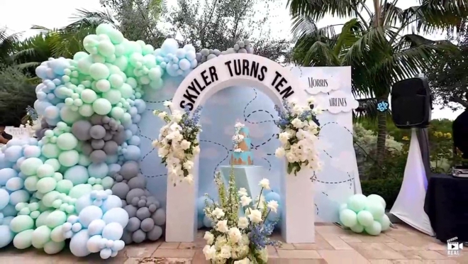 Cận cảnh bữa tiệc xa hoa của cậu út nhà nữ tỷ phú gốc Việt được tổ chức trong sân vườn “lâu đài” 800 tỷ - Ảnh 6. Cận cảnh bữa tiệc xa hoa của cậu út nhà nữ tỷ phú gốc Việt được tổ chức trong sân vườn “lâu đài” 800 tỷ - Ảnh 6.