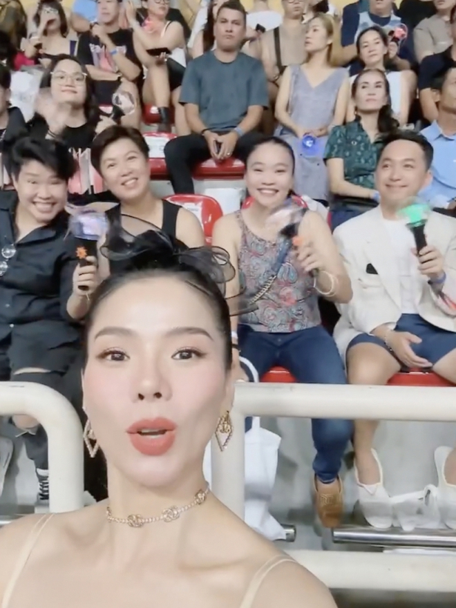 Cam thường ghi lại cảnh t&igrave;nh trẻ k&eacute;m 12 tuổi y&ecirc;u chiều Lệ Quy&ecirc;n hết cỡ khi đi xem concert của Ho&agrave;ng Thuỳ Linh - Ảnh 5.