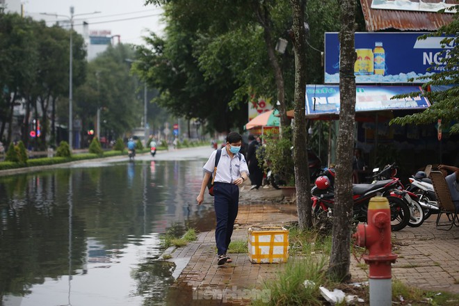 Cần Thơ: Triều cường d&acirc;ng cao s&aacute;ng sớm, tỉnh giấc đ&atilde; thấy nước ngập thềm nh&agrave; - Ảnh 9.