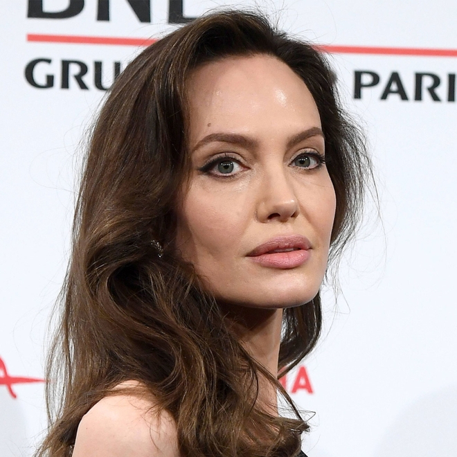 Expert reveals Angelina Jolie's anti-aging secret: Never stop skincare, especially love a product that can be used for 3 years without getting bored - Photo 2.