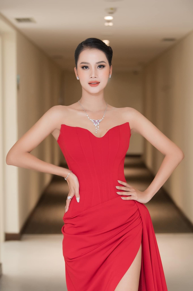 2 Á hậu Miss Universe Vietnam: Một người là cô bé chăn trâu trốn mẹ thi Hoa hậu, một người vừa vượt qua phẫu thuật khối u ở ngực - Ảnh 3.