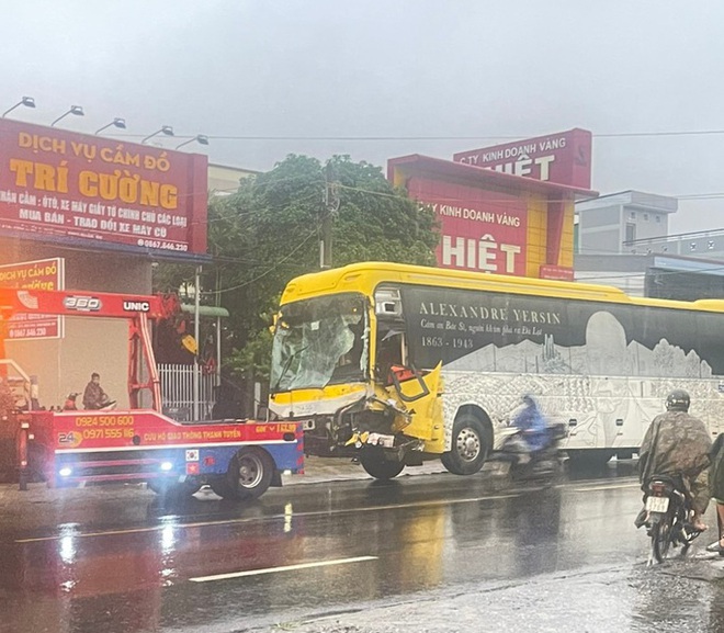 CLIP: Hiện trường vụ xe khách Thành Bưởi và ô tô 16 chỗ tông nhau khiến 9 người thương vong - Ảnh 2.