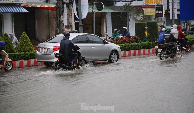 Cần Thơ: Triều cường d&acirc;ng cao s&aacute;ng sớm, tỉnh giấc đ&atilde; thấy nước ngập thềm nh&agrave; - Ảnh 5.