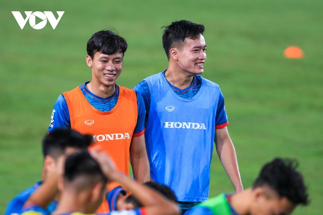 Cầu thủ Việt kiều ngồi ngoài xem U23 Việt Nam tập luyện cùng ĐT Việt Nam - Ảnh 9.