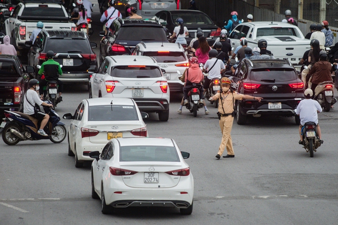 Người dân đổ về Hà Nội sau kì nghỉ lễ 2/9, nhiều tuyến đường ùn ứ kéo dài - Ảnh 13.