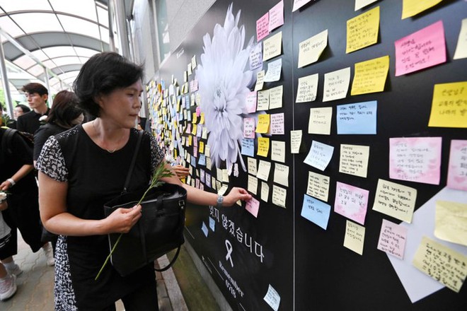 Lớp học Hàn Quốc vắng lặng vì giáo viên cả nước tới dự lễ 49 ngày cô giáo tự sát - Ảnh 2.