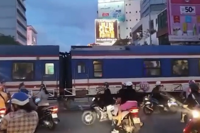 Tai nạn đường sắt khiến người đ&agrave;n &ocirc;ng tử vong tại chỗ - Ảnh 1.