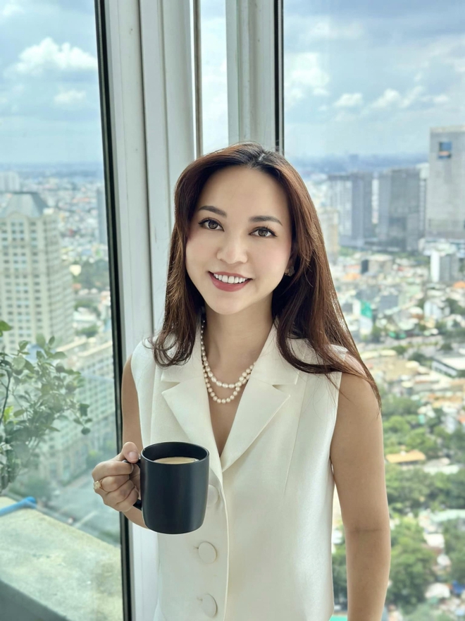 Nữ CEO sống trong penthouse có nhan sắc lão hóa ngược, U40 mà da dẻ trắng mịn căng bóng khiến hội gái trẻ cũng phải ghen - Ảnh 1.