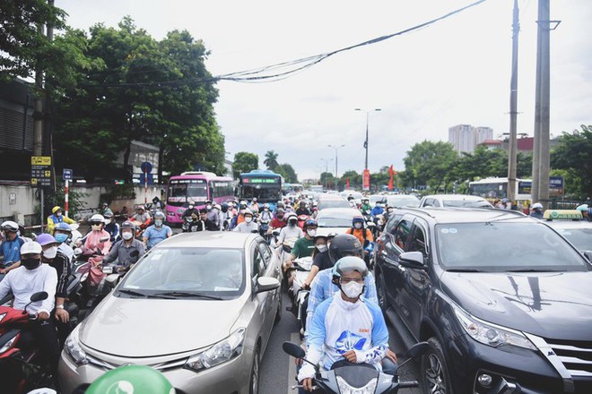 Người dân đổ về Hà Nội sau kì nghỉ lễ 2/9, nhiều tuyến đường ùn ứ kéo dài - Ảnh 7.