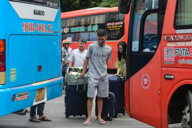 H&agrave; Nội: Bến xe kh&aacute;ch nhộn nhịp, người d&acirc;n lỉnh kỉnh h&agrave;nh l&yacute; trở lại sau k&igrave; nghỉ lễ 2/9 - Ảnh 5.