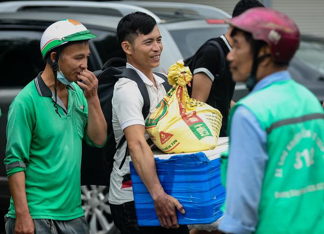 H&agrave; Nội: Bến xe kh&aacute;ch nhộn nhịp, người d&acirc;n lỉnh kỉnh h&agrave;nh l&yacute; trở lại sau k&igrave; nghỉ lễ 2/9 - Ảnh 3.