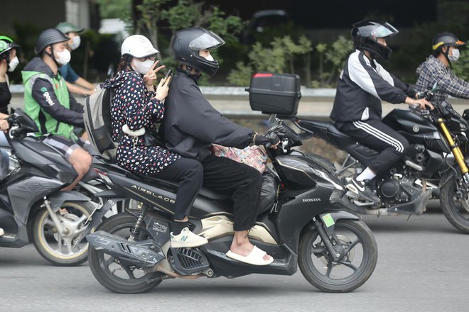 Người d&acirc;n đổ về H&agrave; Nội sau k&igrave; nghỉ lễ 2/9, nhiều tuyến đường &ugrave;n ứ k&eacute;o d&agrave;i - Ảnh 4.