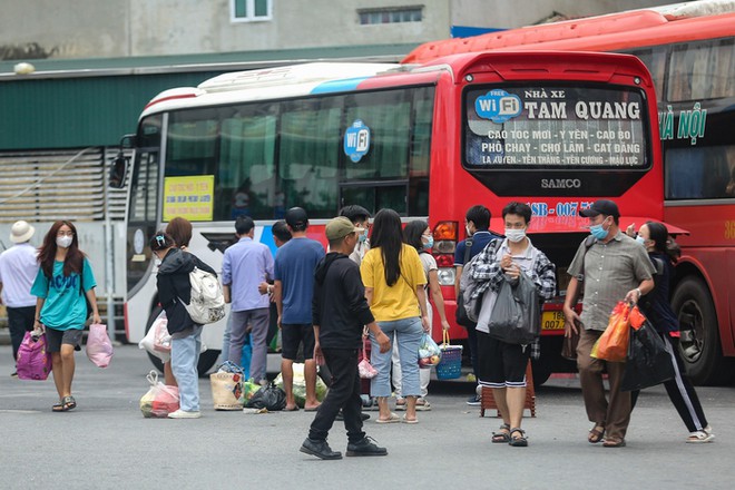 H&agrave; Nội: Bến xe kh&aacute;ch nhộn nhịp, người d&acirc;n lỉnh kỉnh h&agrave;nh l&yacute; trở lại sau k&igrave; nghỉ lễ 2/9 - Ảnh 2.