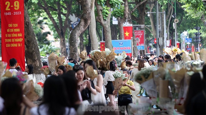 Hình ảnh lạ kỳ ở con đường Thu Hà Nội sáng nay - Ảnh 1.