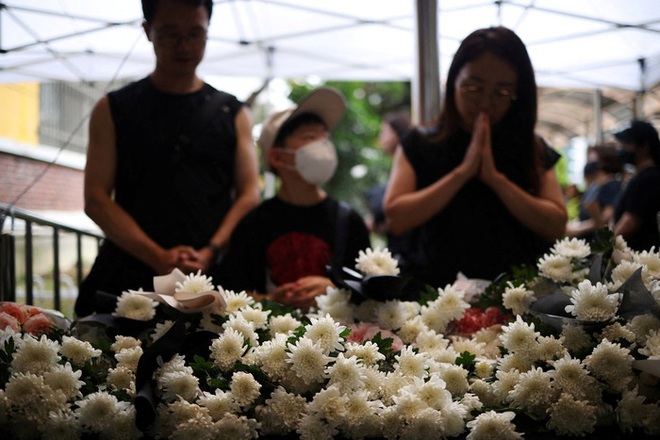 Lớp học Hàn Quốc vắng lặng vì giáo viên cả nước tới dự lễ 49 ngày cô giáo tự sát - Ảnh 1.