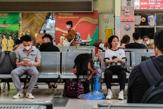 H&agrave; Nội: Bến xe kh&aacute;ch nhộn nhịp, người d&acirc;n lỉnh kỉnh h&agrave;nh l&yacute; trở lại sau k&igrave; nghỉ lễ 2/9 - Ảnh 13.