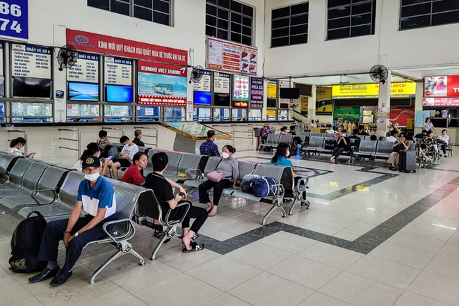 H&agrave; Nội: Bến xe kh&aacute;ch nhộn nhịp, người d&acirc;n lỉnh kỉnh h&agrave;nh l&yacute; trở lại sau k&igrave; nghỉ lễ 2/9 - Ảnh 11.