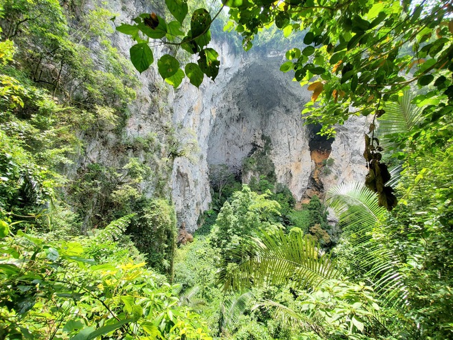 Ph&aacute;t hiện hố sụt ngay ở miền Bắc, du kh&aacute;ch th&iacute;ch th&uacute; với trải nghiệm rơi tự do trong l&ograve;ng đất tại đ&acirc;y - Ảnh 2.