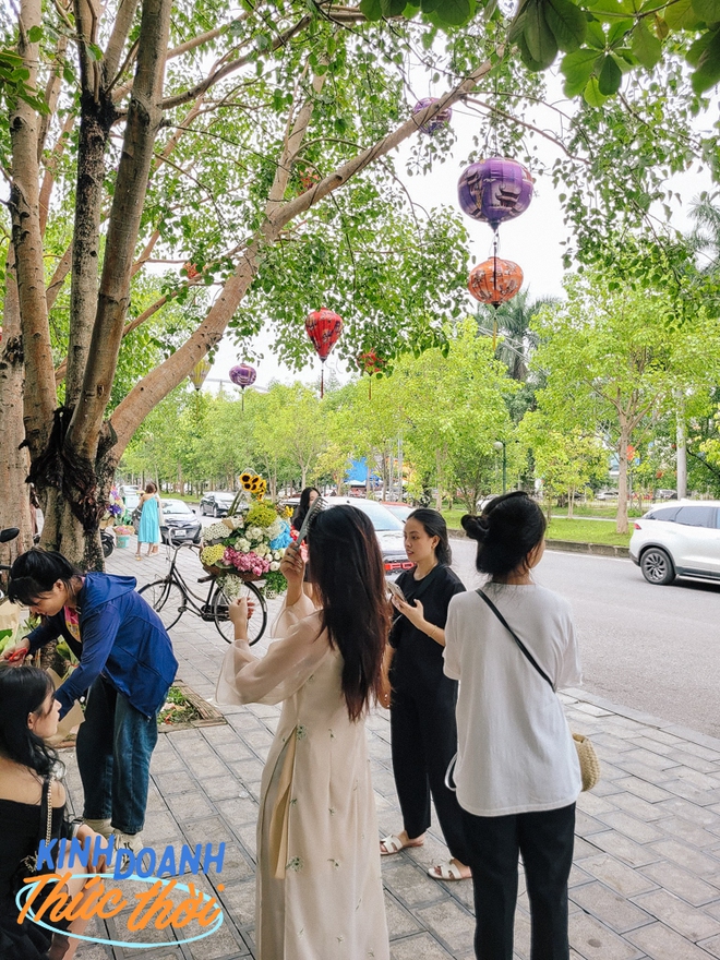 Gánh hoa đặc trưng của Thủ đô năm nay phủ sóng mọi miền, những người kinh doanh thức thời từ trend này nói một điều khiến người Hà Nội tự hào - Ảnh 1.